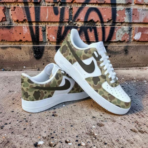Home Air Force 1 sneakers with custom camouflage design and Nike swoosh. Perfect for streetwear and sneak.